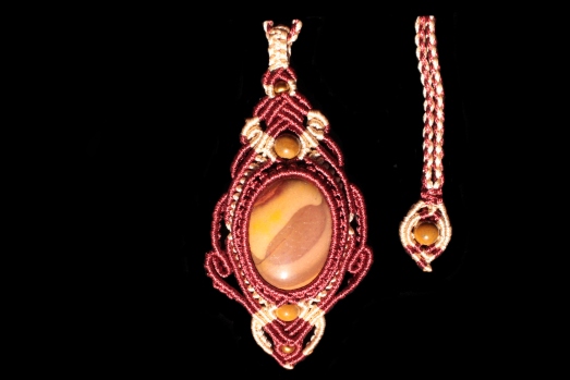 Instinctive mind Queen pendant red and beige, Mookaite