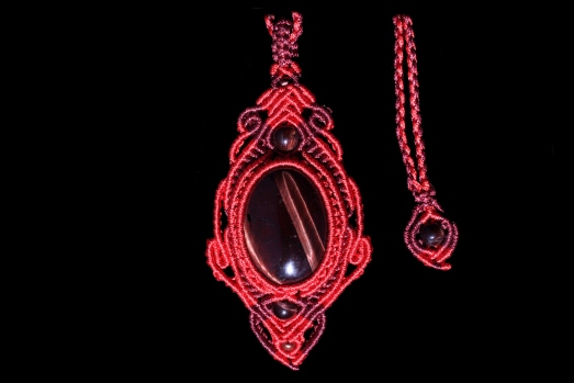 Red Guardian Queen pendant red and dark red, Bull's Eye