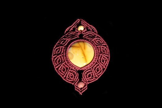 Pendentif Maya Serpent Vision serein rouge sombre, Mookaite