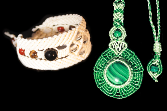 Collection Maya - Pendentif Soleil Maya vert avec Malakite et bracelet Diamant Maya blanc crème avec Tourmaline Noire, Œil de Tigre et Cornaline